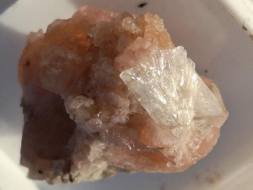 Leifite, Serandite<br />Mont Saint-Hilaire, La Vallée-du-Richelieu RCM, Montérégie, Québec, Canadá<br />1,8 x 1,5 cm<br /> (Author: Volkmar Stingl)