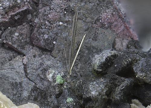 Millerita, níquel skutterudita y niquelina<br />Minas de Cala, Cala, Comarca Sierra de Huelva, Huelva, Andalucía, España<br />Campo de visión de  4 mm.<br /> (Autor: Antonio Carmona)