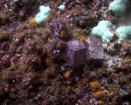 Cuprita<br />Minas de Cala, Cala, Comarca Sierra de Huelva, Huelva, Andalucía, España<br />Campo de visión de  2 mm.<br /> (Autor: Antonio Carmona)