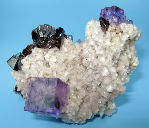 Fluorite, sphalerite, dolomite.
Elmwood Mine, Carthage, Smith County, Tennessee, USA
90 mm x 60 mm x 52 mm (Author: Carles Millan)