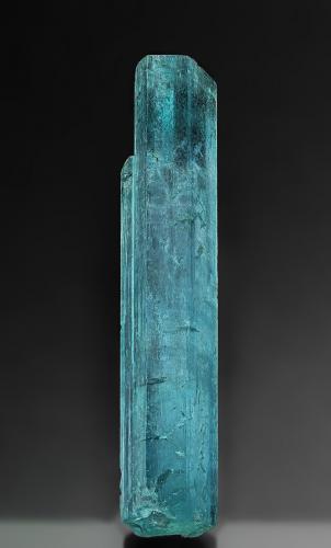 Beryl (variety emerald)<br />Zona Lafia, Macizo de Jos, Estado Nasawara, Nigeria<br />8.4 x 1.8 cm<br /> (Author: am mizunaka)