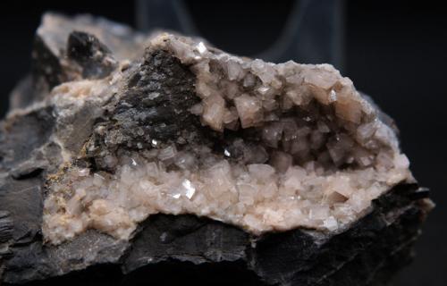 Dolomita<br />Rambla del Rollet, El Alabastre, La Cañada del Fenollar, Comarca Campo de Alicante, Alicante / Alacant, Comunidad Valenciana / Comunitat Valenciana, España<br />8 x 5 cm<br /> (Autor: Pedro Antonio)