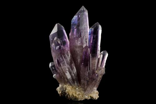 Quartz (variety amethyst)<br /><br />6 x 3 x 9.5 cm / main crystal: 9 cm<br /> (Author: MIM Museum)