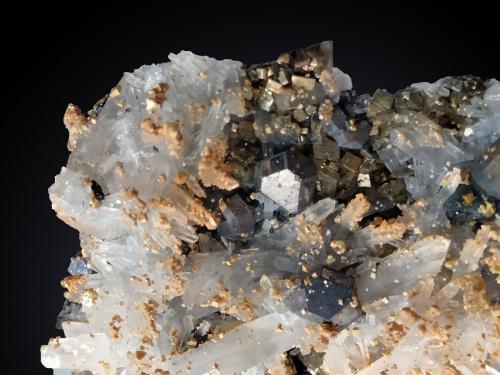 Galena, Pyrite, Quartz and Dolomite<br />Zona minera Madan, Montes Rhodope, Smolyan Oblast, Bulgaria<br />FOV 36 mm<br /> (Author: Firmo Espinar)