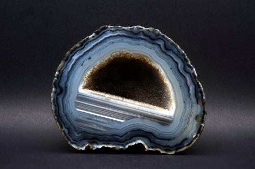 Quartz (variety agate / chalcedony)<br />Rio Grande do Sul, Brasil<br />8 x 6 cm<br /> (Author: DanovskiM)
