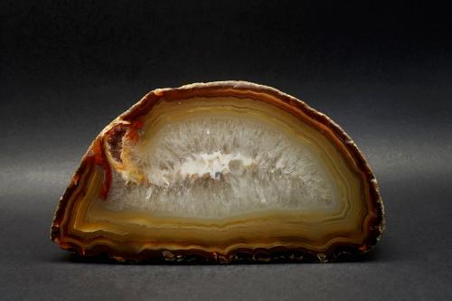 Quartz (variety agate / chalcedony)<br />Rio Grande do Sul, Brasil<br />9,1x 5 cm. / 274 g<br /> (Author: DanovskiM)