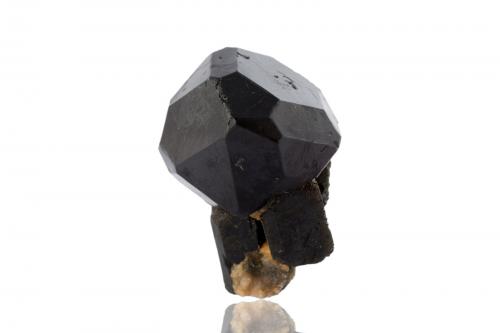 Espinela (variedad pleonasto)<br />Depósito Gon, Arroyo Bezyimyany, Aldan, Distrito Aldansky, República Sakha (Yakutia), Rusia<br />4.5 x 4.5 x 5.5 cm<br /> (Autor: Museo MIM)