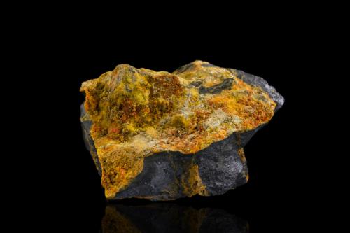 Fourmarierita sobre Uraninita<br />Shinkolobwe, Cinturón de cobre de Katanga, Katanga (Shaba), República Democrática del Congo (Zaire)<br />8 x 6 x 5 cm / cristal principal: 0.1 cm<br /> (Autor: Museo MIM)