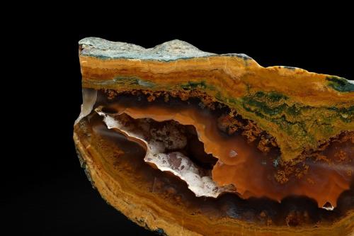 Quartz (variety agate / chalcedony)<br />Campo de lavas Vishegrad, Kardzhali, Municipio Kardzhali, Óblast Kardzhali, Bulgaria<br />10,5 x 5 cm. / 219 g<br /> (Author: DanovskiM)