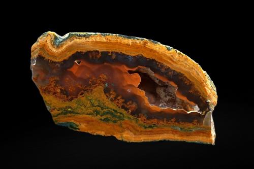 Quartz (variety agate / chalcedony)<br />Campo de lavas Vishegrad, Kardzhali, Municipio Kardzhali, Óblast Kardzhali, Bulgaria<br />10,5 x 5 cm. / 219 g<br /> (Author: DanovskiM)