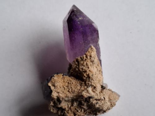 Quartz (variety amethyst)<br />Montes Goboboseb, Zona Brandberg, Región Erongo, Namibia<br />3,5 x 2 cm<br /> (Author: Volkmar Stingl)