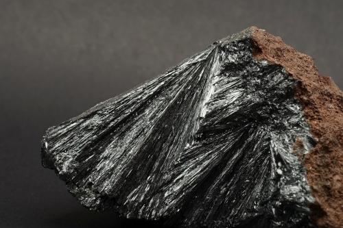 Pyrolusite<br />Zona Imini, municipio rural Imini, Caidat Imini, Círculo Ouarzazate, Provincia Ouarzazate, Región Drâa-Tafilalet, Marruecos<br />4,3x3,1x3,5 cm / 72 g<br /> (Author: DanovskiM)