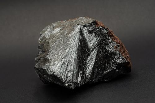 Pyrolusite<br />Zona Imini, municipio rural Imini, Caidat Imini, Círculo Ouarzazate, Provincia Ouarzazate, Región Drâa-Tafilalet, Marruecos<br />4,3x3,1x3,5 cm / 72 g<br /> (Author: DanovskiM)