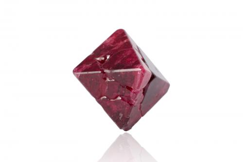 Espinela<br />Mogok, Distrito Pyin-Oo-Lwin, Región Mandalay (Division Mandalay), Myanmar (Burma)<br />2 x 1.5 x 1.5 cm<br /> (Autor: Museo MIM)