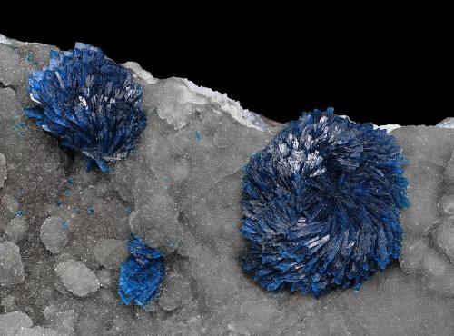 Veszelyita en Hemimorfita<br />Zona minera Sanguozhuang, Sanguozhuang, Distrito Dongchuan, Prefectura Kunming, Provincia Yunnan, China<br />cristal principal: 1.1 × 1 cm<br /> (Autor: Jordi Fabre)
