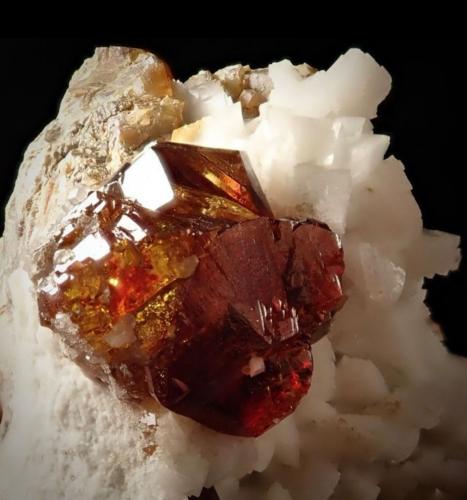 Esfalerita y Dolomita<br />Mina de Áliva (Mina Las Mánforas), nivel 2, zona Minera Áliva, Camaleño, Comarca Liébana, Cantabria, España<br />Cristal de 1,5cm.<br /> (Autor: castrominerals)