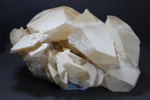 Calcita<br />Cantera Cruz dos Meninos, Santa Maria, Estremoz, Distrito Évora, Província Alentejo Central, Región Alentejo, Portugal<br />190 X 130<br /> (Autor: Joaquin Blanco Cortina)