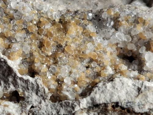 Smithsonite, Calcite<br />Mina Feigenstein, Monte Wannig, Nassereith, Distrito Imst, Tirol Norte, Tirol, Austria<br />4 x 3,5 cm<br /> (Author: Volkmar Stingl)