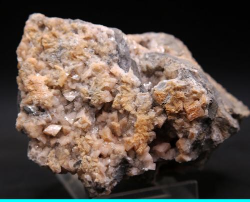 Dolomita<br />Rambla del Rollet, El Alabastre, La Cañada del Fenollar, Comarca Campo de Alicante, Alicante / Alacant, Comunidad Valenciana / Comunitat Valenciana, España<br />9 x 7 cm<br /> (Autor: Pedro Antonio)