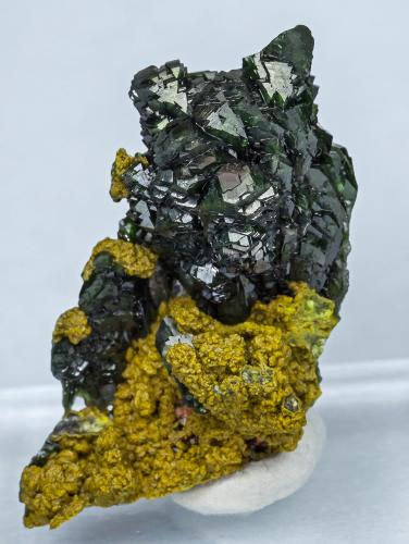 Zincolivenite and Gartrellite<br />Mina Tsumeb, Tsumeb, Región Otjikoto, Namibia<br />4.1 × 2 × 1.3 cm<br /> (Author: Jordi Fabre)