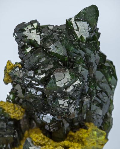 Zincolivenita y Gartrellita<br />Mina Tsumeb, Tsumeb, Región Otjikoto, Namibia<br />cristal principal: 0.8 × 0.6 cm<br /> (Autor: Jordi Fabre)