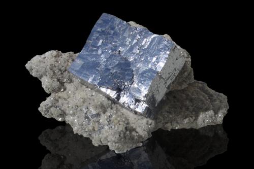 Galena en Calcita y Calcopirita<br />Joplin, Distrito Tri-State, Condado Jasper, Missouri, USA<br />25.5 x 14.5 x 14.5 cm / cristal principal: 13.3 cm<br /> (Autor: Museo MIM)