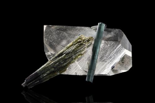 Quartz with Tourmaline (Group)<br />Morro Redondo Mine, Coronel Murta, Vale do Jequitinhonha, Minas Gerais, Brazil<br />9 x 5 x 4 cm / main crystal: 5.7 cm<br /> (Author: MIM Museum)
