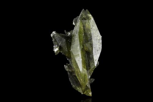 Titanita con Clorita (Grupo)<br />Valle Tormiq, Distrito Baltistán, Gilgit-Baltistan (Áreas del Norte), Paquistán<br />5 x 2.5 x 1.5 cm / cristal principal: 4.5 cm<br /> (Autor: Museo MIM)