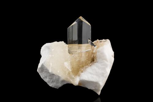 Yeso<br />Canteras de Alabastro, Fuentes de Ebro, Delimitación Comarcal de Zaragoza, Zaragoza, Aragón, España<br />7 x 6.5 x 6.5 cm / cristal principal: 5.6 cm<br /> (Autor: Museo MIM)