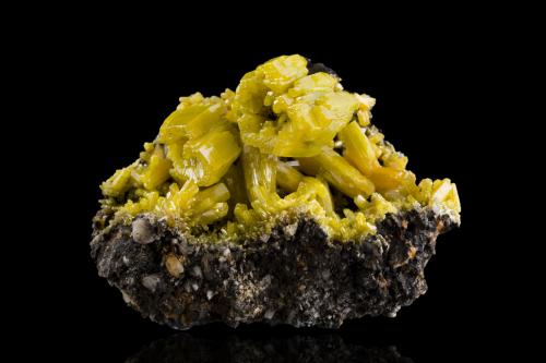 Pyromorphite<br />Bunker Hill Mine, Bunker Hill properties, Kellogg, Coeur d'Alene District, Shoshone County, Idaho, USA<br />8.5 x 6 x 6 cm / main crystal: 2 cm<br /> (Author: MIM Museum)