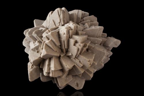 Calcite<br />Bellecroix, Fontainebleau, Seine-et-Marne, Île-de-France, Francia<br />17 x 17 x 15 cm / main crystal: 5 cm<br /> (Author: MIM Museum)