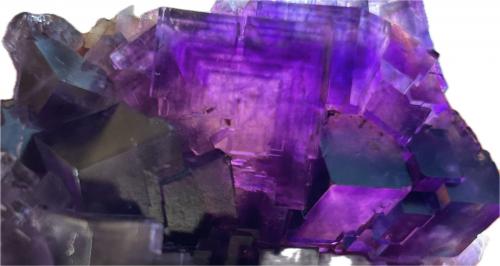 Detalle de las zonaciones con iluminación trasera en un cristal de 1cm. (Autor: castrominerals)