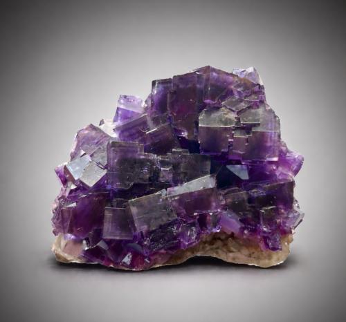 Fluorita<br />Cuetu L'Aspa, zona minera de Berbes, Berbes, Ribadesella, Comarca del Oriente, Principado de Asturias (Asturias), España<br />5,5x4cm.<br /> (Autor: castrominerals)