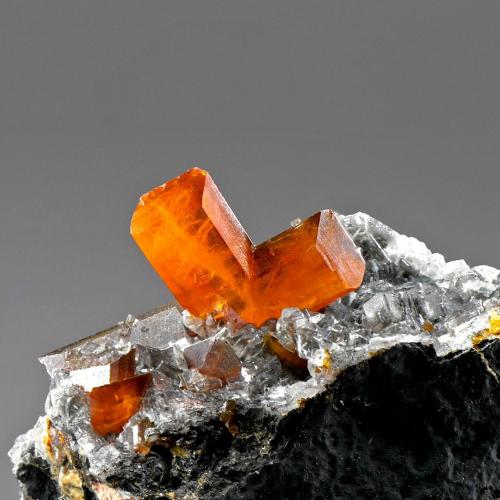 Wulfenite<br />Mina Red Cloud, Montes Trigo, Distrito minero Silver, Condado La Paz, Arizona, USA<br />crystal "V" 7x6 mm<br /> (Author: Tobi)