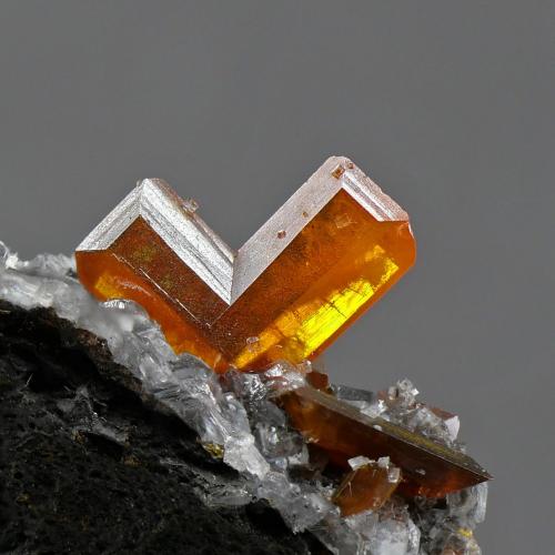 Wulfenite<br />Mina Red Cloud, Montes Trigo, Distrito minero Silver, Condado La Paz, Arizona, USA<br />crystal "V" 7x6 mm<br /> (Author: Tobi)