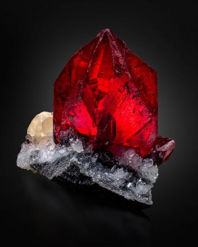 Cinnabar<br />Mina Wanshan, Wanshan, Prefectura Tongren, Provincia Guizhou, China<br />4 x 4 x 4 cm<br /> (Author: MIM Museum)