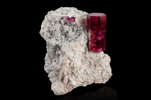 Beryl (variety bixbite) on rhyolite<br />Concesiones Ruby Violet, Montes Wah Wah, Condado Beaver, Utah, USA<br />4 x 4 x 5 cm / main crystal: 2.1 cm<br /> (Author: MIM Museum)