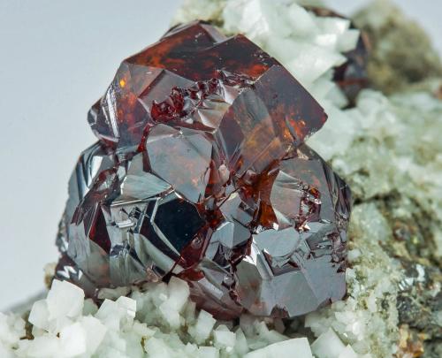 Sphalerite with Dolomite and Calcite<br />Mina de Áliva (Mina Las Mánforas), nivel 3, zona minera Áliva, macizo Picos de Europa, Camaleño, Comarca Liébana, Cantabria, España<br />main crystal size: 1.4 × 1 cm<br /> (Author: Jordi Fabre)