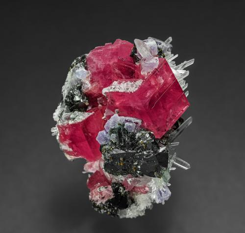 Rhodochrosite, Quartz, Fluorite, Tetrahedrite<br />Mina Sweet Home, Steves pocket, Monte Bross, Distrito Alma, Condado Park, Colorado, USA<br />4.5 x 3.7 cm<br /> (Author: am mizunaka)