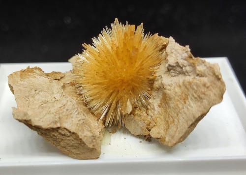 Aragonito<br />La Serna Quarry (La Tinaja Quarry), La Serna, Pantoja, Comarca La Sagra, Toledo, Castilla-La Mancha, Spain<br />5 cm<br /> (Autor: Cesar M. Salvan)