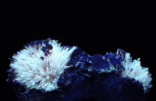 Aragonito<br />La Serna Quarry (La Tinaja Quarry), La Serna, Pantoja, Comarca La Sagra, Toledo, Castilla-La Mancha, Spain<br />ejemplar 5 cm<br /> (Autor: Cesar M. Salvan)