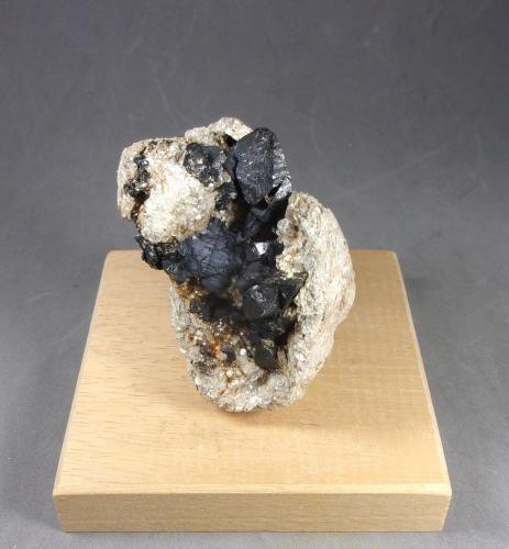 Casiterita<br />Minas de Penouta, Penouta (San Bartolomé), Viana do Bolo, Comarca Viana, Orense / Ourense, Galicia / Galiza, España<br />6 x 6 x 4,3 cm. Cristal mayor (macla) 16 milímetros.<br /> (Autor: J. G. Alcolea)