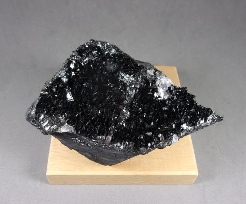 Manganita<br />Moanda Mine, Moanda, Léboumbi-Leyou Department, Haut-Ogooué Province, Gabon<br />9,5 x 6,2 x 4 cm. Cristal mas grande 7 milímetros.<br /> (Autor: J. G. Alcolea)