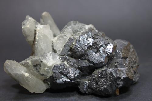 Galena, Calcita<br />Grupo Minero Los Guindos, La Carolina, Comarca Sierra Morena, Jaén, Andalucía, España<br />90 x 50 mm.<br /> (Autor: Joaquin Blanco Cortina)