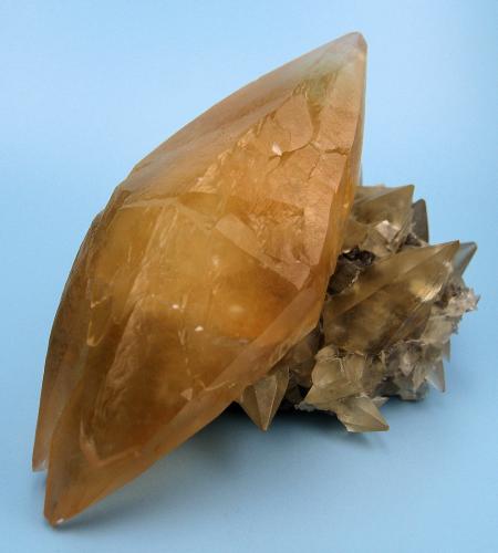 Calcite<br />Pugh Quarry, Weston, Wood County, Ohio, USA<br />75 mm x 55 mm x 37 mm. Mass: 97 g<br /> (Author: Carles Millan)