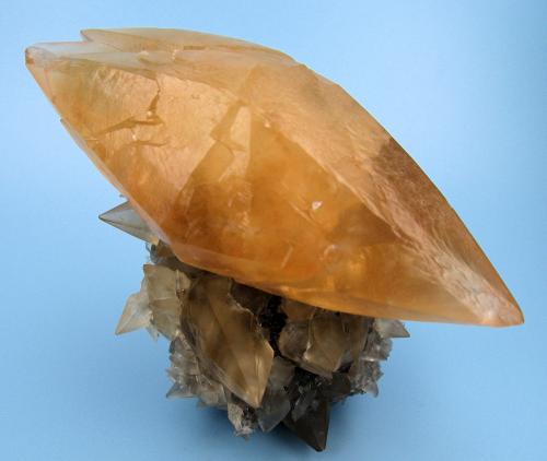 Calcite<br />Pugh Quarry, Weston, Wood County, Ohio, USA<br />75 mm x 55 mm x 37 mm. Mass: 97 g<br /> (Author: Carles Millan)