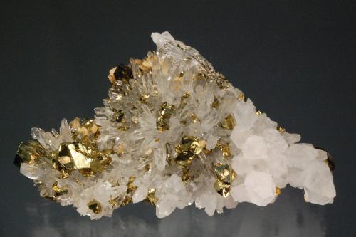 Chalcopyrite on Quartz<br />Zona minera Cavnic, Cavnic, Maramures, Rumanía<br />10.0 x 6.0 x 2.8 cm<br /> (Author: Michael Shaw)