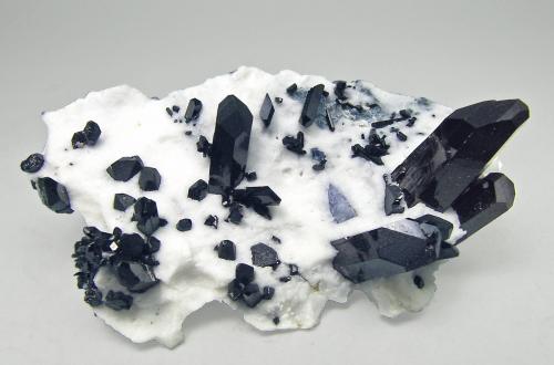 Neptunite and Benitoite on Natrolite<br />Mina California State Gem (Benitoite Gem Mine), zona cabecera Río San Benito, Pico Santa Rita, Distrito New Idria, Condado San Benito, California, USA<br />6.4 × 3.6 × 2.1 cm<br /> (Author: Jordi Fabre)