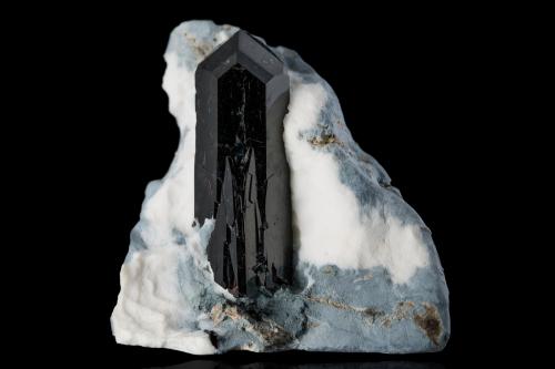 Neptunita con Natrolita<br />California State Gem Mine (Benitoite Gem Mine), San Benito River headwaters area, Santa Rita Peak, New Idria District, San Benito County, California, USA<br />5 x 4 x 5 cm / cristal principal: 4.1 cm<br /> (Autor: Museo MIM)