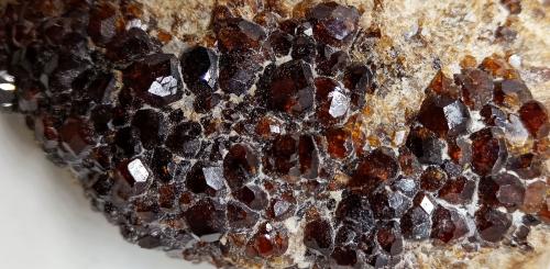 Grossularia<br />Cerro de la Concordia, Piedra Parada (Las Vigas), Municipio Tatatila, Veracruz (Veracruz de Ignacio de la Llave), México<br />120x90x60 mm.<br /> (Autor: Luis Edmundo Sánchez Roja)